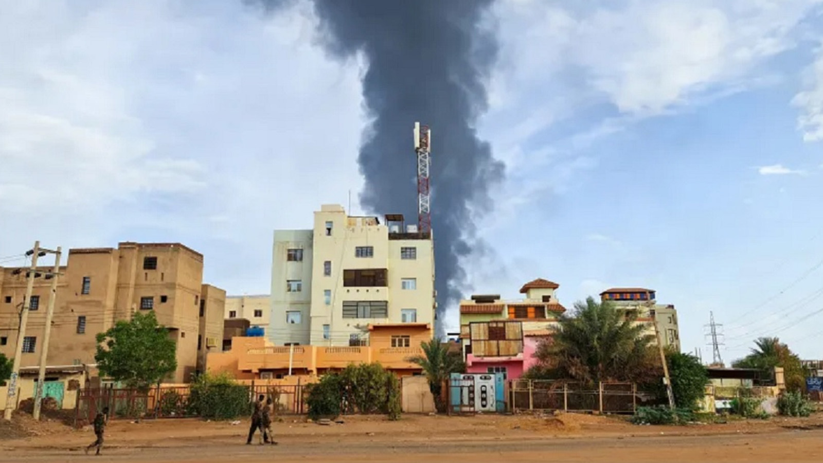 दुई सैनिक समूहबीच झडप हुँदा सुडान तनावग्रस्त, सरकारी भवनमा बम विस्फोट