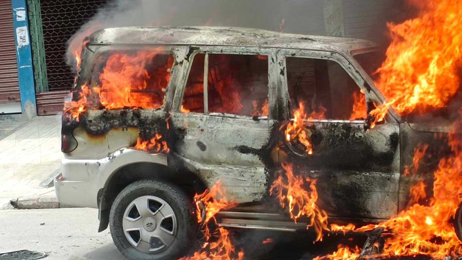 प्रहरी हिरासतमा रहेका विद्यार्थी छोड्न माग गर्दै आन्दोलनरत विद्यार्थीले विराटनगरमा सरकारी गाडी जलाए