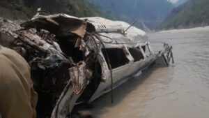 उत्तराखण्डमा पर्यटकले खचाखच भरिएको गाडी नदीमा खस्दा १४ जनाको मृत्यु