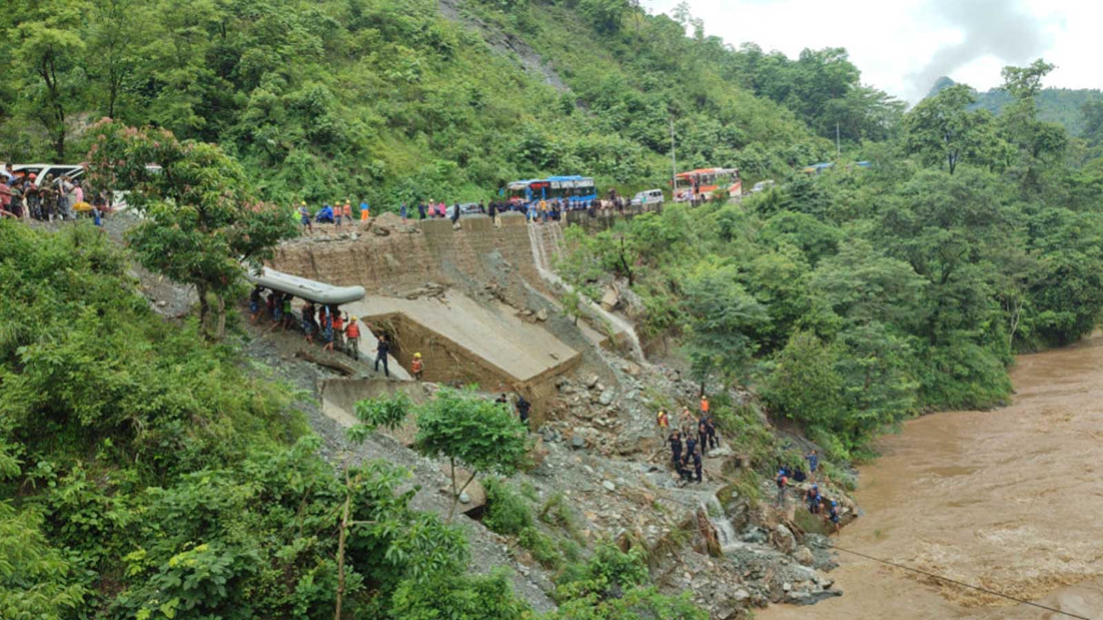 त्रिशुलीमा बेपत्ता १९ यात्रुको शव भेटियो, २ वटा बससहित ४३ यात्रु अझै बेपत्ता