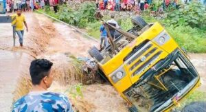 ३२ बालबालिका बोकेको स्कुल बस चिप्लिएर खोलामा पल्टियो