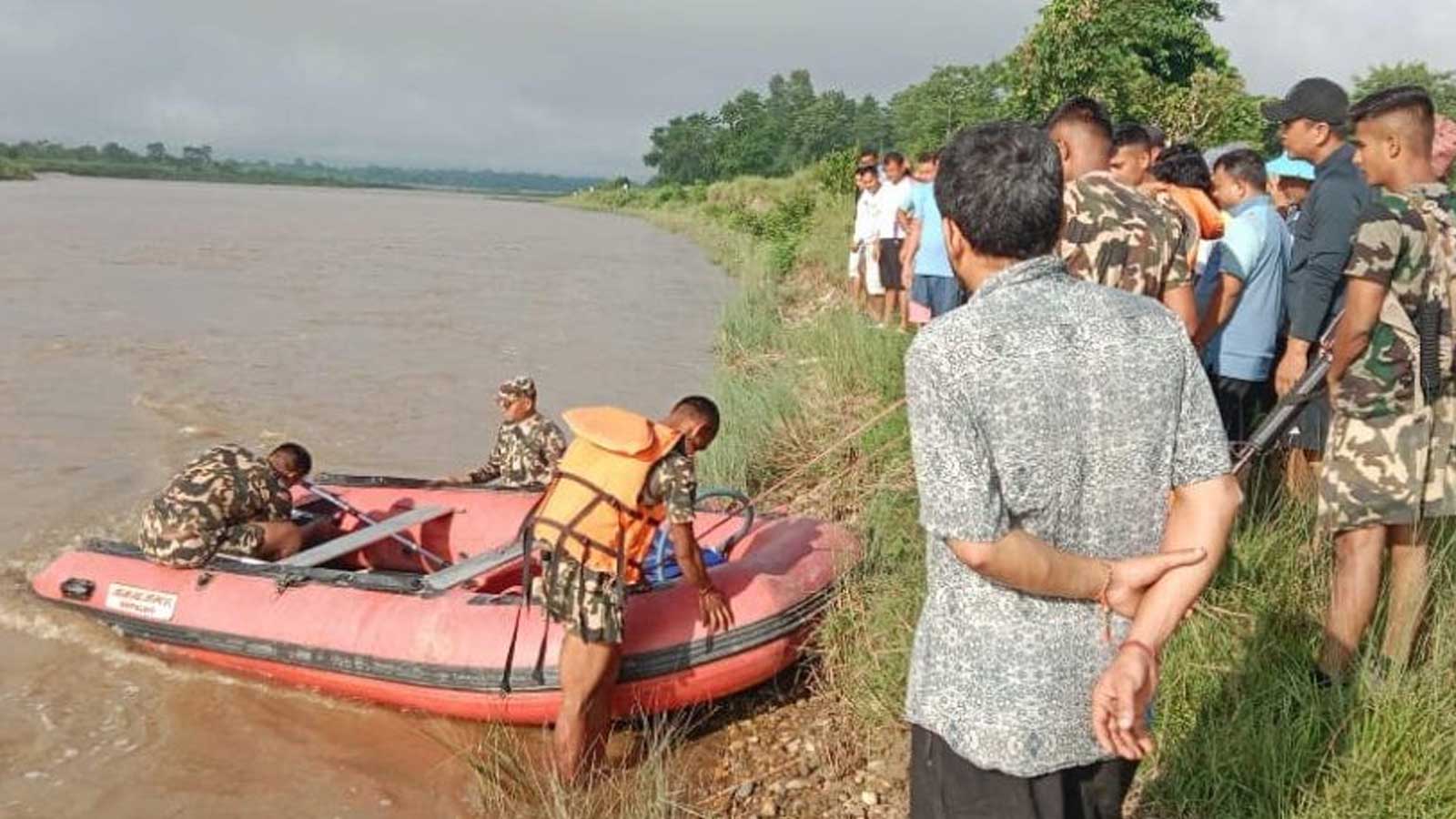 अनाधिकृत रुपमा माछा मार्न गएका चितवनका २ जना राप्ती नदीमा बेपत्ता, एक जना पौडिएर बाँचे