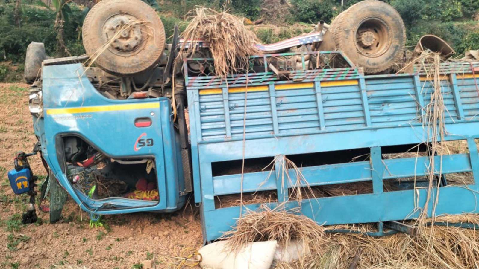 सल्यानमा मिनी ट्रक दुर्घटना हुँदा २ जनाको मृत्यु, घाईते ९ जना मध्ये केहीको अवस्था गम्भिर