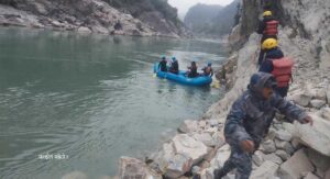 चामल बोकेर काठमाडौँ आउँदै गरेको ट्रक त्रिशुलीमा खस्यो, चालकसहित ३ जनाको उद्धार