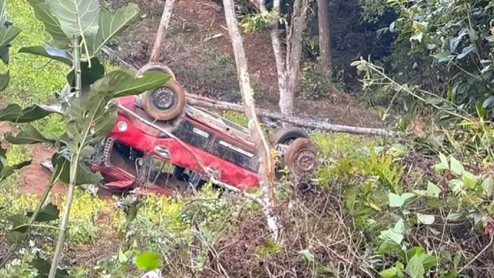 भोजपुरमा गाडी भिरबाट खस्दा १ को मृत्यु, घाईते ९ मध्ये ३ जनालाई हेलिकप्टरबाट काठमाडौँ लगियो