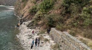 गुल्मीमा सडक छेउमा पल्टियो स्कुटर, अढाई सय मिटर तल खसेर २ जनाको मृत्यु